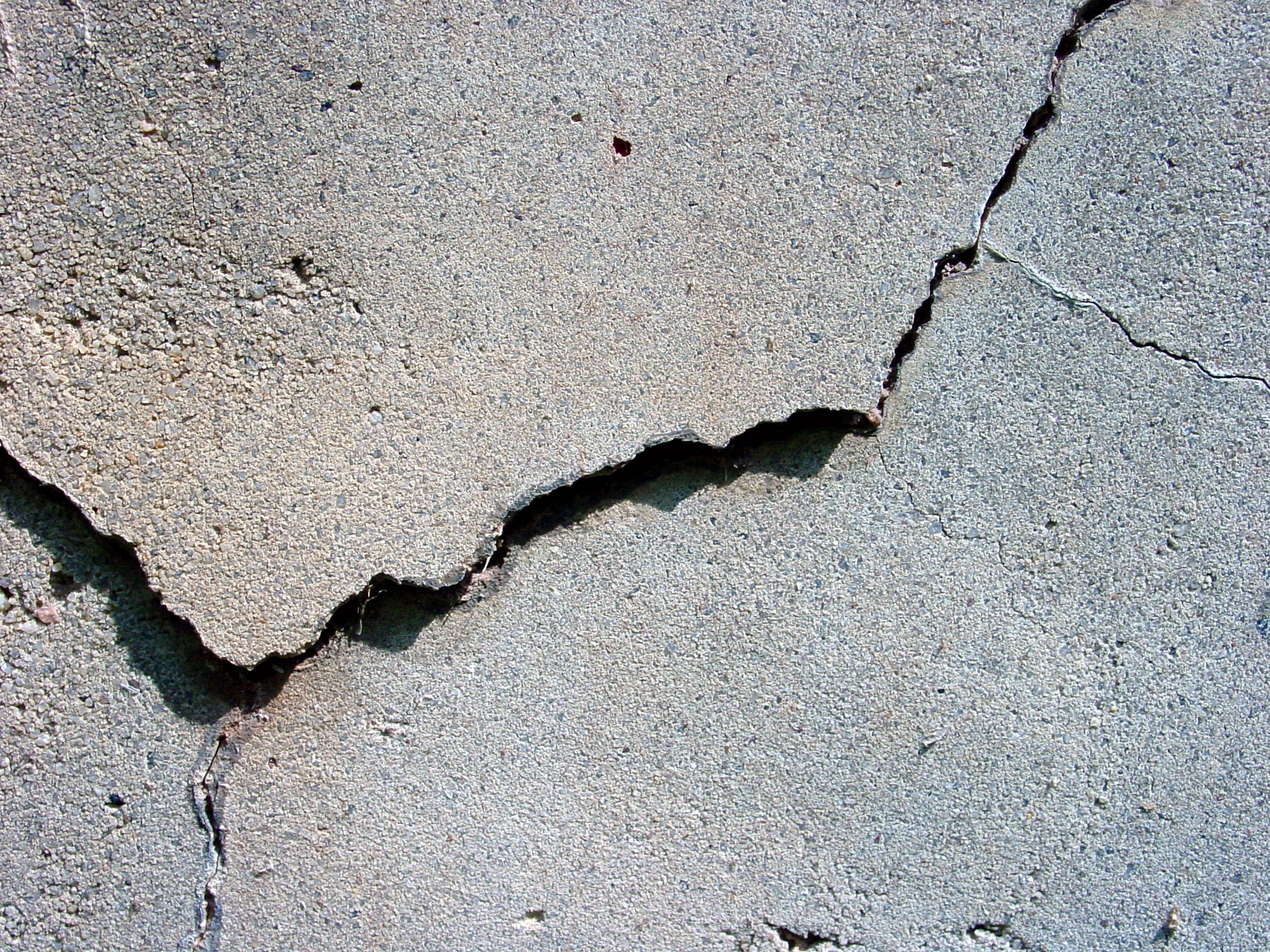 Трещина у основания. Трещины в бетоне. Бетонная поверхность. Сколы бетона. Растрескивание бетона.