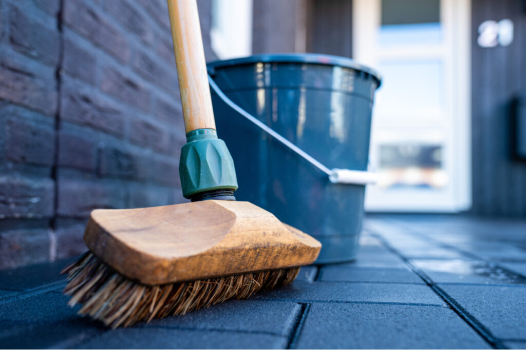 pavers reinigen betonsteine betonsteinpflaster installitdirect heimwerk disposing sweeping soaking regelmäßig