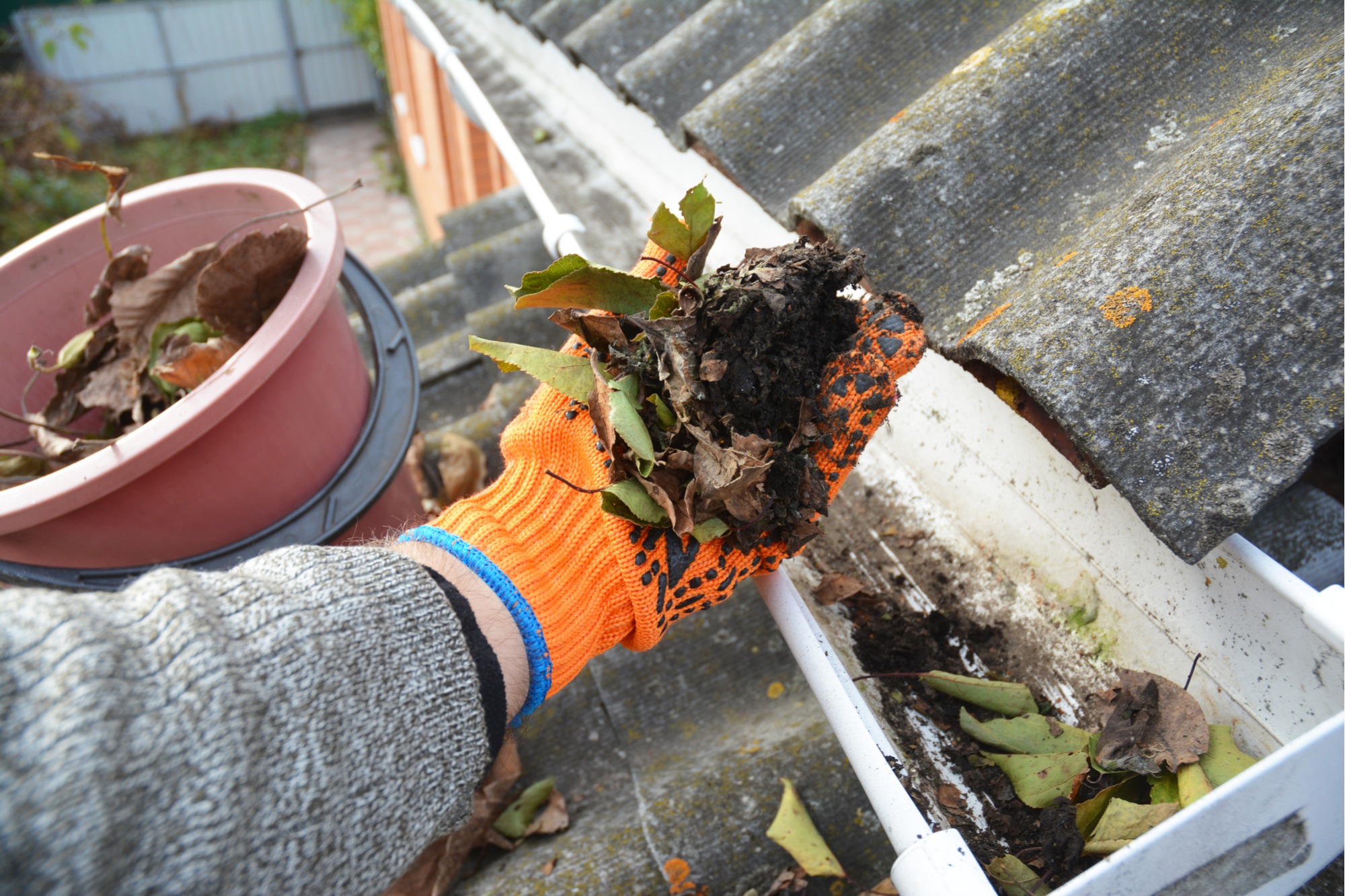 How to Clean Rain Gutters (Guide) INSTALLITDIRECT